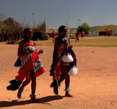 Kadınlar geleneksel kostümleri önce Umhlanga aka Reed dans 01-09-2013 Lobamba, Svaziland