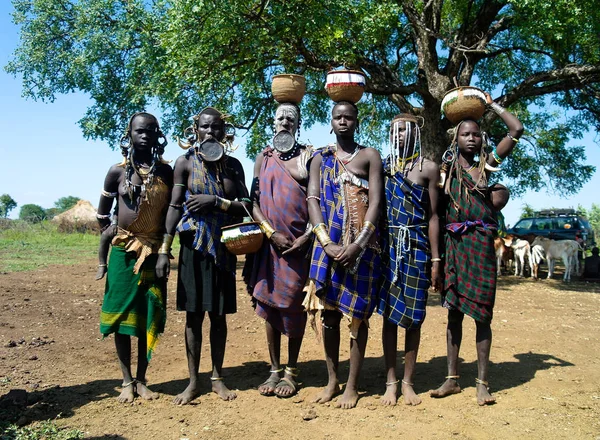 Mulheres da tribo Mursi com bebê Vale do Omo, Etiópia — Fotografia de Stock