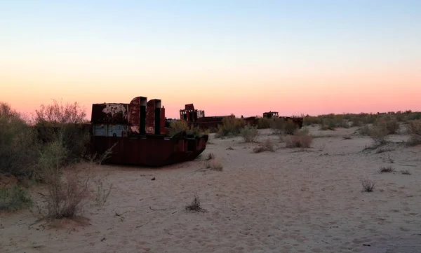 Panoramę cmentarz statkiem o zachodzie słońca w pobliżu Moynaq, Karakalpakstan, Uzbekistan — Zdjęcie stockowe