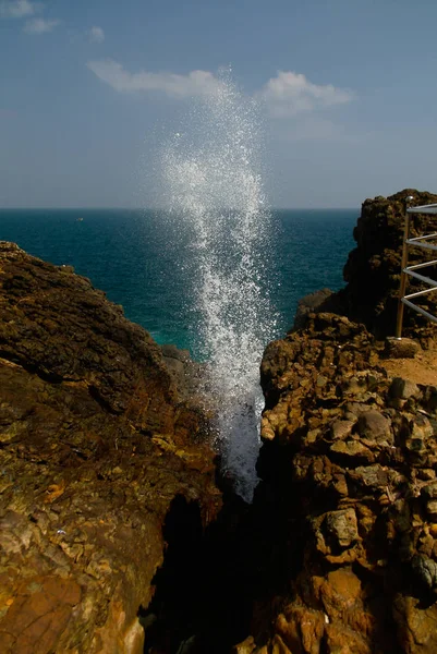 Vista a Blow Hole aka Hummanaya, Kudawella, Sri Lanka — Foto de Stock