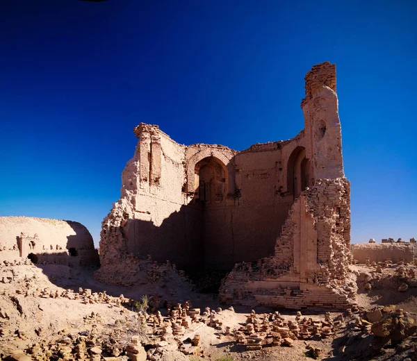 Ruin of Erejep Khalifa mosque aka Clock of world, Mizdakhan, Khodjeyli,Karakalpakstan,Uzbekistan — Stock Photo, Image