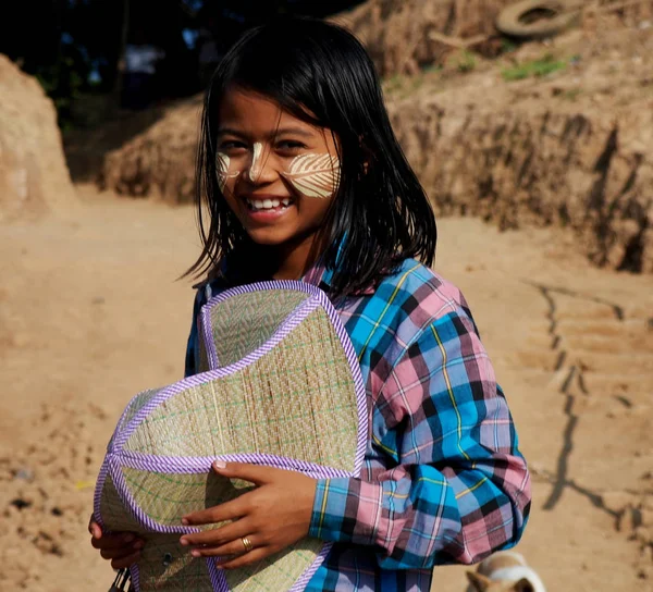 Porträt eines myanmarischen Mädchens, Mandalay — Stockfoto