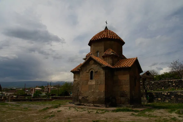 Vista exterior para a Igreja da Santa Mãe de Deus aka Karmravor igreja, Ashtarak, Província de Aragatsotn, Armênia — Fotografia de Stock