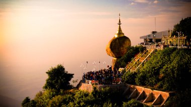 Kyaiktiyo Pagoda aka altın rock günbatımı Myanmar