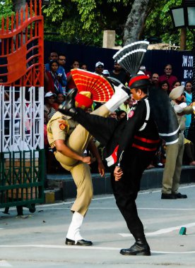 Pakistan ve Hindistan, Wagah, Lahore, Pakistan sınırındaki bayrakları düşürücü töreninde Ulusal üniformalı yürüyen Pakistan ve Hindistan Muhafızlar