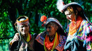 Joshi fest Bumburet, Kunar, Pakistan, ulusal kostüm Kalash kabile kadın portresi