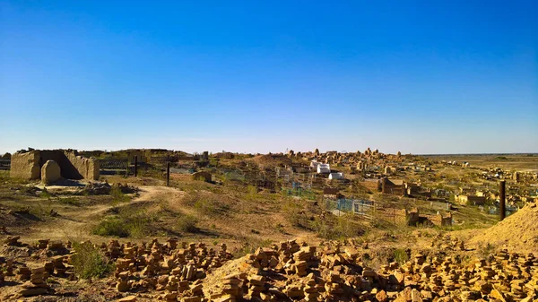 Panoramiczny widok na Mizdakhan cmentarzu, khodjeyli, Karakalpakstan, Uzbekistan — Zdjęcie stockowe