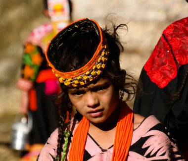 Joshi fest Bumburet, Kunar, Pakistan, ulusal kostüm Kalash kabile kadın portresi