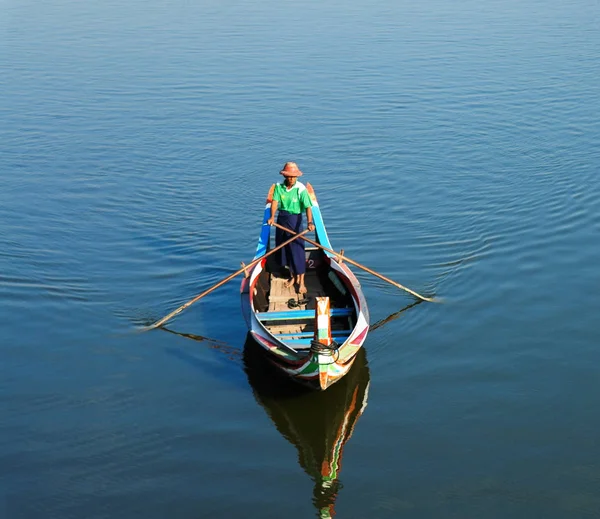 Barco na costa do lago Taungthaman em Amarapura, Mandalay Myanmar — Fotografia de Stock