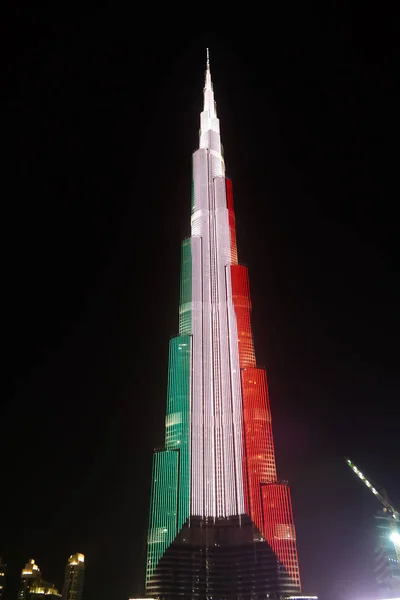 Nachtansicht auf den Wolkenkratzer Burj Khalifa in Dubai, Fahne von Kuwait, uae — Stockfoto