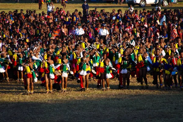 Mujeres con trajes tradicionales bailando en la Umhlanga aka Reed Dance para su rey Lobamba, Swazilandia — Foto de Stock