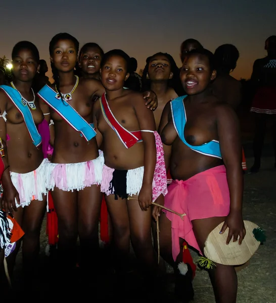 Kadınlar geleneksel kostümleri Umhlanga sonra aka Reed dans 01-09-2013 Lobamba, Svaziland