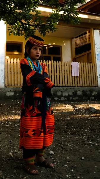 Porträt einer Frau aus dem Kalasch-Stamm in Nationaltracht auf dem joshi fest bumburet, kunar, Pakistan — Stockfoto