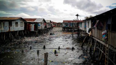 Gecekondu mahallelerinden Port Moresby, Papua Yeni Gine, Hanuabada Köyü'nde