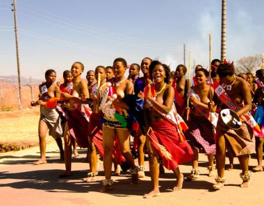 Geleneksel kostümleri Umhlanga aka Reed dans 01-09-2013 Lobamba, Svaziland yürüyen kadınlar
