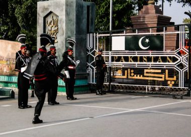 Yürüyen Pakistan bekçiler Pakistan ve Hindistan, Wagah, Lahore, Pakistan sınırındaki bayrakları düşürücü töreninde Ulusal üniformalı