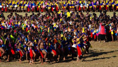 Kadınlar Umhlanga aka Reed dans onların Kral Lobamba, Svaziland için geleneksel kostümleri