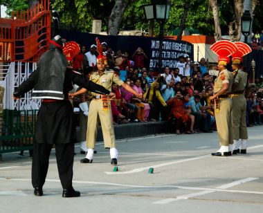 Flagslahore, Pakistan düşürücü töreninde Ulusal üniformalı yürüyen Pakistan ve Hindistan Muhafızlar