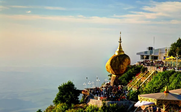 Kyaiktiyo Pagoda aka altın rock günbatımı Myanmar