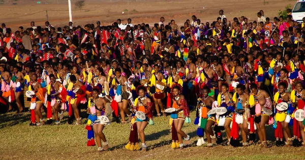 Женщины в традиционных костюмах танцуют в Umhlanga aka Reed Dance для своего короля Лобамбы, Свазиленд — стоковое фото