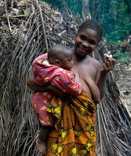 Baka Pigme kadın çocuk Dja rezerv, Kamerun ile portresi