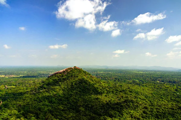 Pidurangala-hegy a tetején a Sigiriya Rock, Sri Lanka-i táj — Stock Fotó