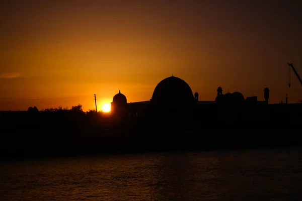 Zonsondergang over Muhammad Imam Iyshan meshiti moskee, Nukus, Karakalpakië, Oezbekistan — Stockfoto