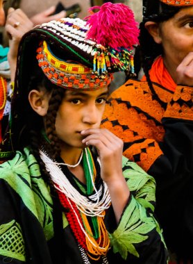 Joshi fest Bumburet, Kunar, Pakistan, ulusal kostüm Kalash kabile kadın portresi