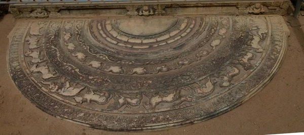 The threshold aka moonstone in the Polonnaruwa ruína, Sri Lanka — Fotografia de Stock