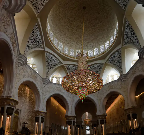 Vnitřní pohled do mešity šejka Zayeda, Abu-Dhabi, Spojené arabské emiráty — Stock fotografie