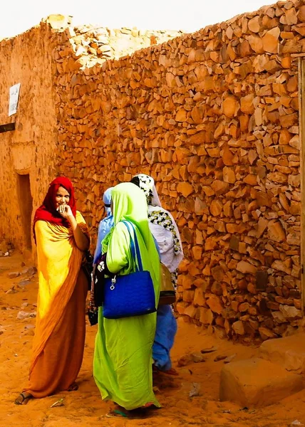Portré a mauritániai nők nemzeti ruhában Melhfa, Chinguetti, Mauritánia — Stock Fotó