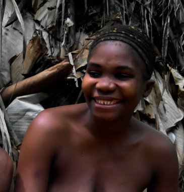 Dja rezerv, Kamerun Baka Pigme kadın portresi