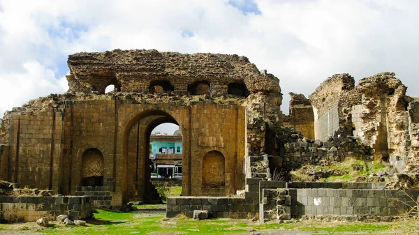 Зовнішнє подання до римських теров загибеллю на Philippopolis, Shahbaa, Сирійська Арабська Республіка — стокове фото