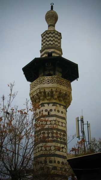 Vista esterna al minareto della moschea nella vecchia Damasco, Siria — Foto Stock