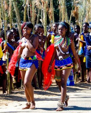 Geleneksel kostümleri Umhlanga aka Reed dans 01-09-2013 Lobamba, Svaziland yürüyen kadınlar
