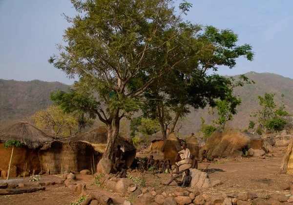 Village de la tribu Koma personnes à la montagne Alantika. Cameroun — Photo