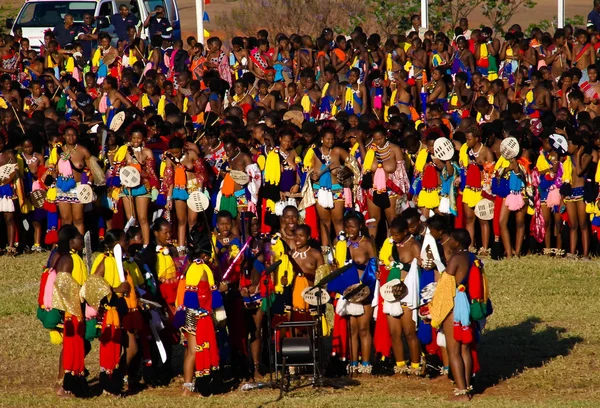 Mujeres con trajes tradicionales bailando en la Umhlanga aka Reed Dance para su rey Lobamba, Swazilandia — Foto de Stock