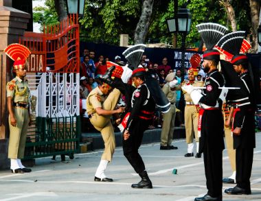Pakistan ve Hindistan, Wagah, Lahore, Pakistan sınırındaki bayrakları düşürücü töreninde Ulusal üniformalı yürüyen Pakistan ve Hindistan Muhafızlar