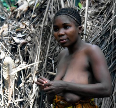 Dja rezerv, Kamerun Baka Pigme kadın portresi