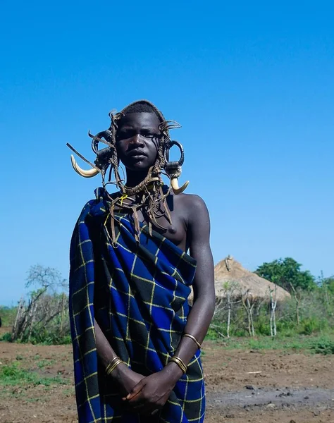 Mujer de la tribu Mursi en el valle de Omo, Etiopía — Foto de Stock