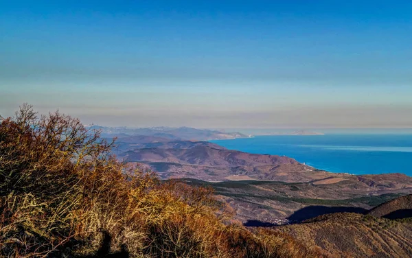 Paisaje panorámico aéreo de la montaña Demerdji, Mar Negro y bahía de Alushta, Crimea —  Fotos de Stock