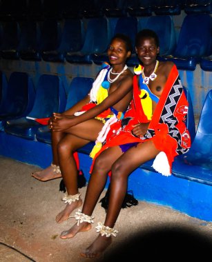 Kadınlar geleneksel kostümleri Umhlanga sonra aka Reed dans 01-09-2013 Lobamba, Svaziland