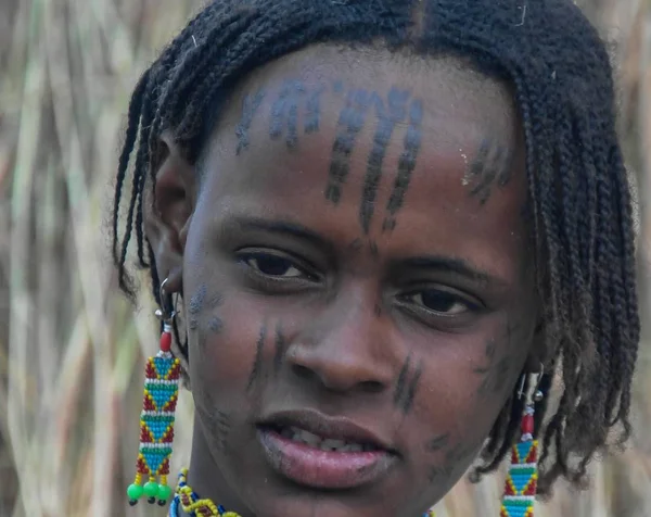 Portrét Tetovaný Mbororo aka žena kmen Wodaabe Poli, Kamerun — Stock fotografie