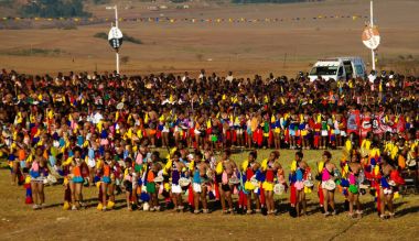 Kadınlar Umhlanga aka Reed dans onların Kral Lobamba, Svaziland için geleneksel kostümleri