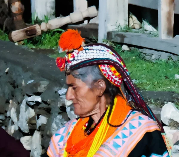 Porträt einer Frau aus dem Kalasch-Stamm in Nationaltracht auf dem joshi fest bumburet, kunar, Pakistan — Stockfoto