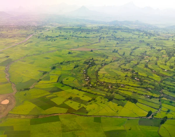 Panorama aéreo de montañas Semien y valle con campos de teff alrededor de Lalibela, Etiopía —  Fotos de Stock