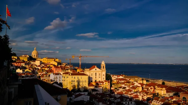 Sunset View to Lisbon from Miradouro Sophia de Mello Breyner Andresen, Lisboa, Portugal — Fotografia de Stock