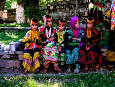 Joshi fest Bumburet, Kunar, Pakistan, ulusal kostüm Kalash kabile kadın portresi