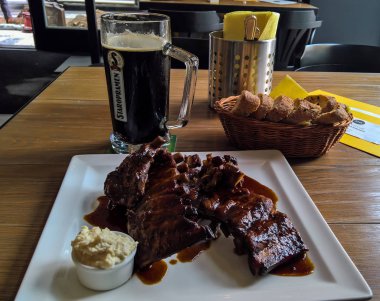 Bira bardak ve tabak ızgara domuz pirzola, Prague, Çek Cumhuriyeti