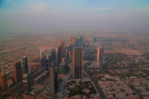 Panorama coucher de soleil sur les gratte-ciel de Dubaï, EAU — Photo